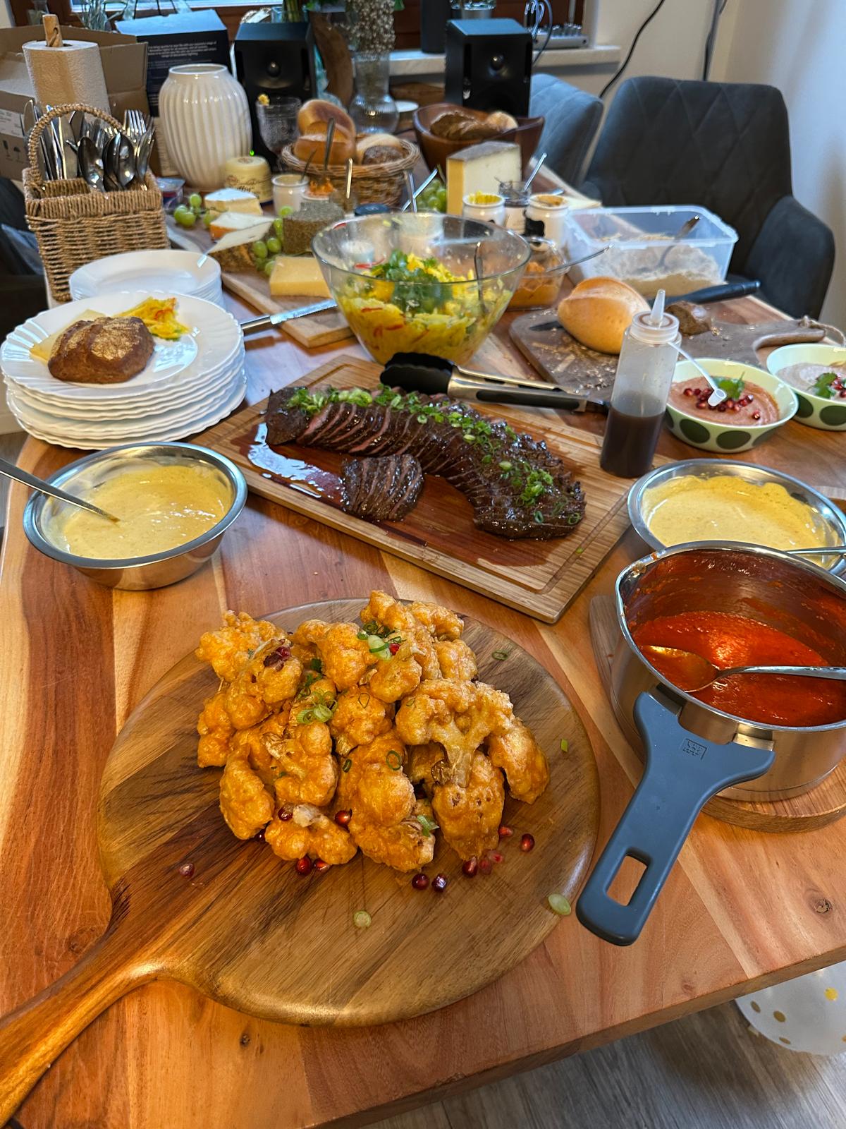 Großes Buffet mit Käseplatte, Rinder-Roastbeef, Cauliflower Wings und Dips