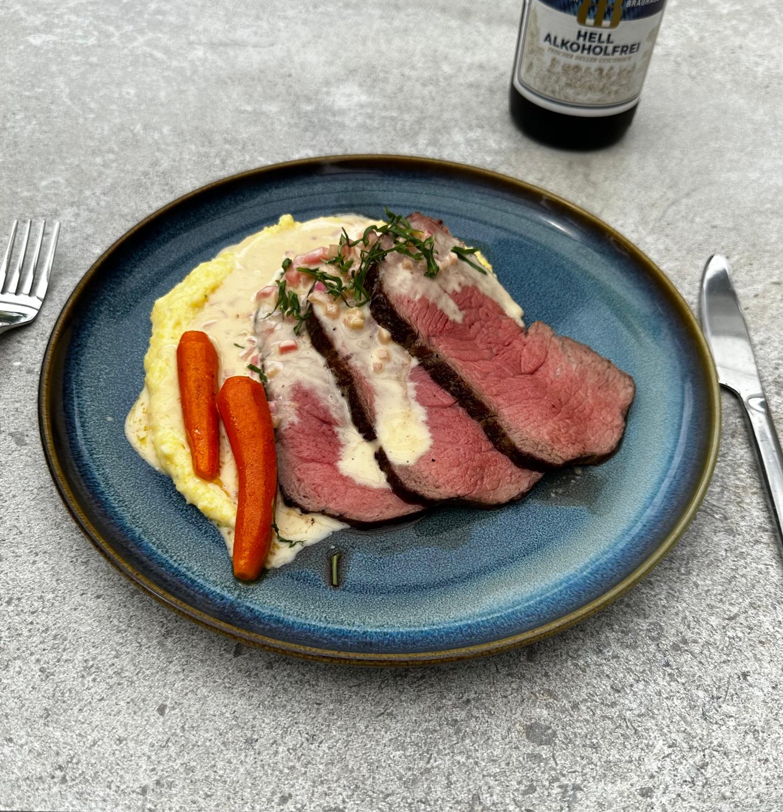Rinder-Roastbeef auf Trüffelpolenta mit glasierten Baby-Karotten