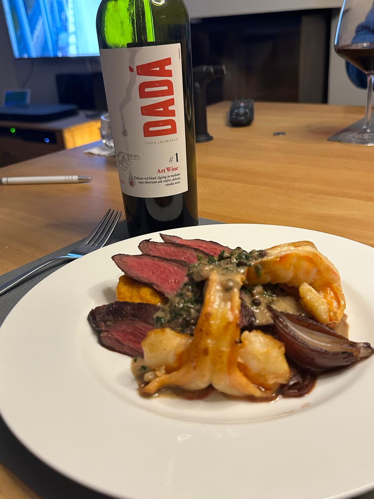 Rosa gebratenes Steak mit Langustinen und Pfeffer-Rahmsauce