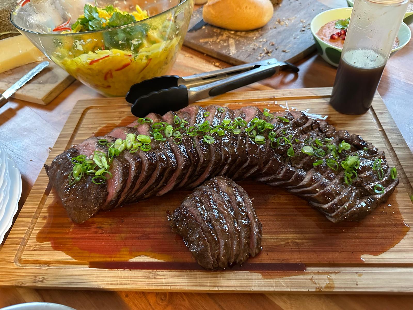 Roastbeef-Platte mit Frühlingszwiebeln und Mango-Salsa