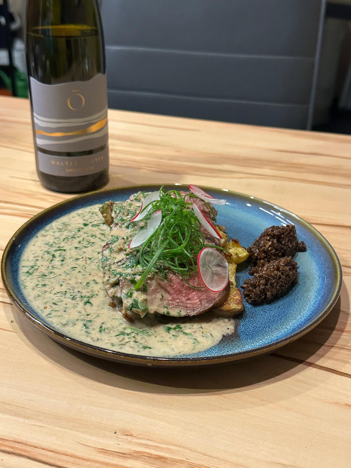 Rinderfilet an Riesling-Kräuter-Soße mit Radieschen und Röstkartoffeln