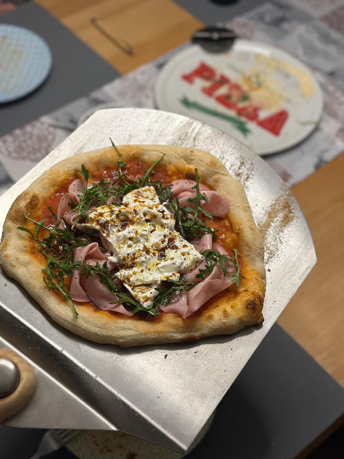 Pizza mit Burrata, Rucola und Balsamico-Reduktion