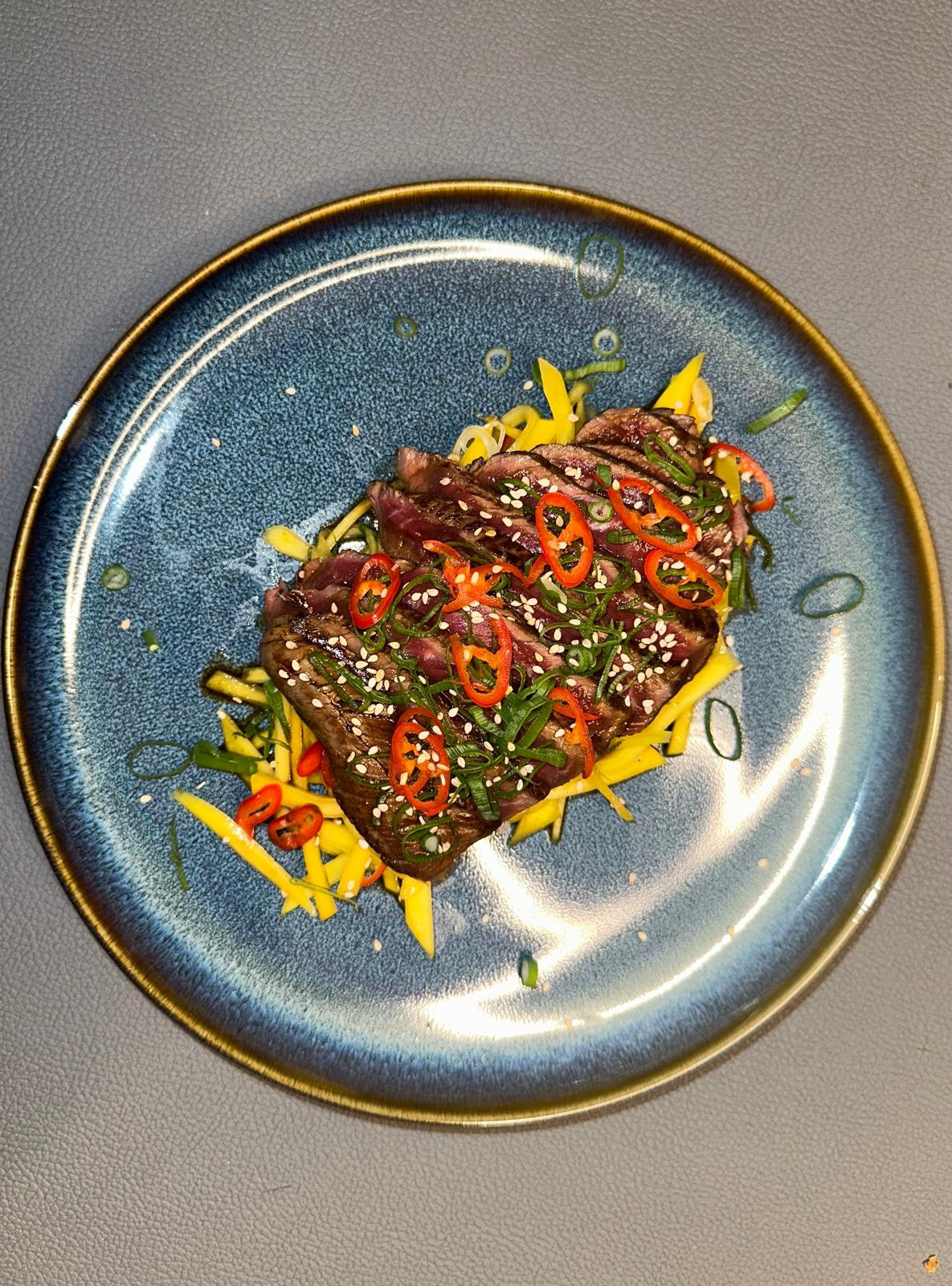 Rinder-Tataki mit Mango-Julienne, Chili und Sesam